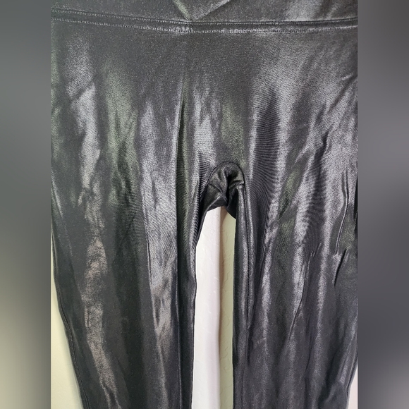Spanx Black Faux Leather Coated Cropped Leggings Size Medium - Picture 5 of 8